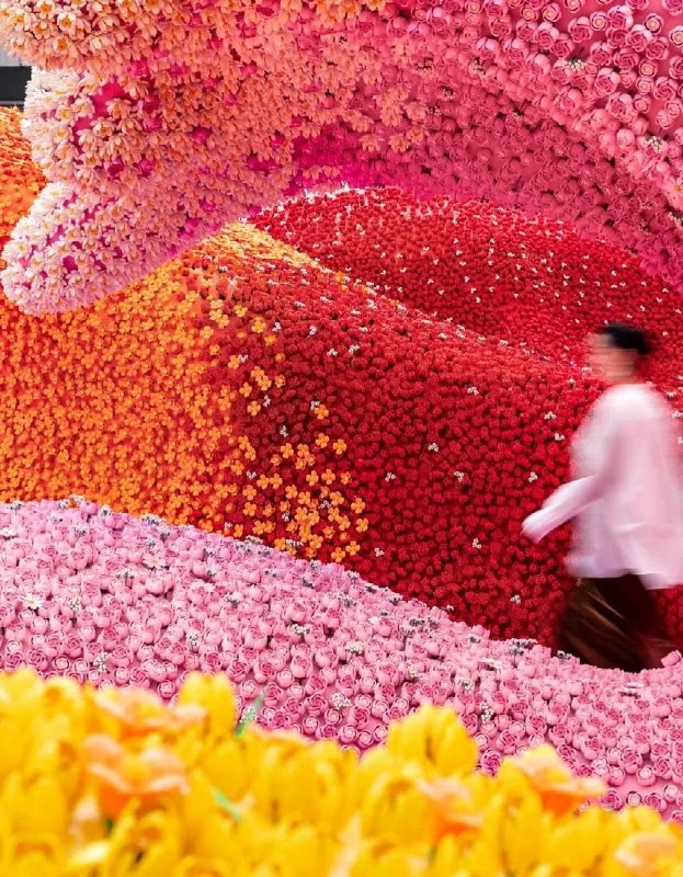 В Шанхае из старого нефтяного резервуара «выплеснулись» 380 тысяч цветов LEGO