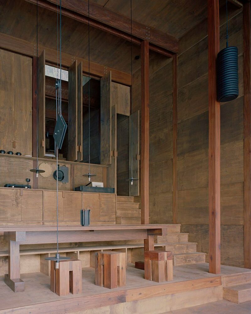 Леопольд Банчини строит экологичный деревянный дом 