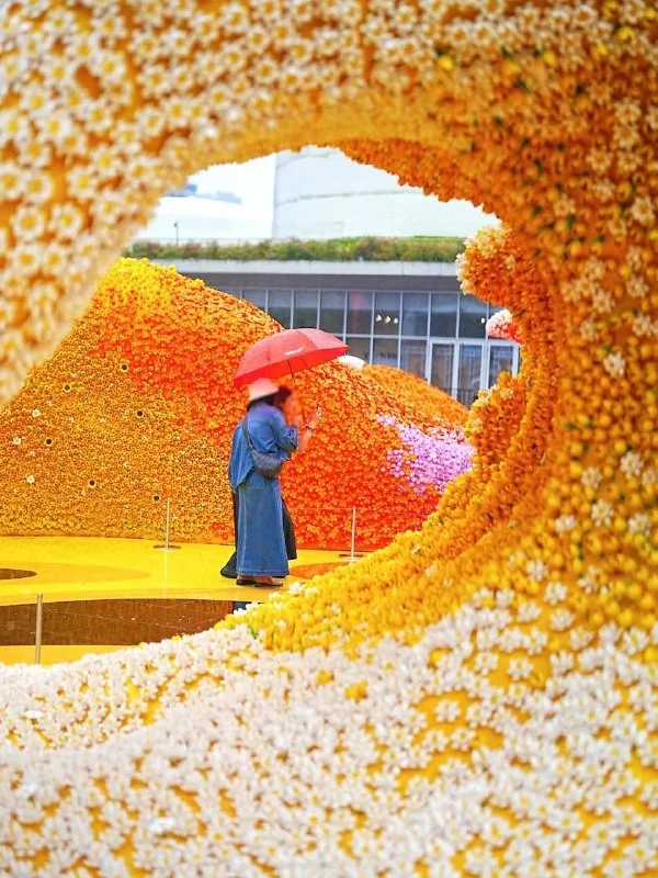 В Шанхае из старого нефтяного резервуара «выплеснулись» 380 тысяч цветов LEGO