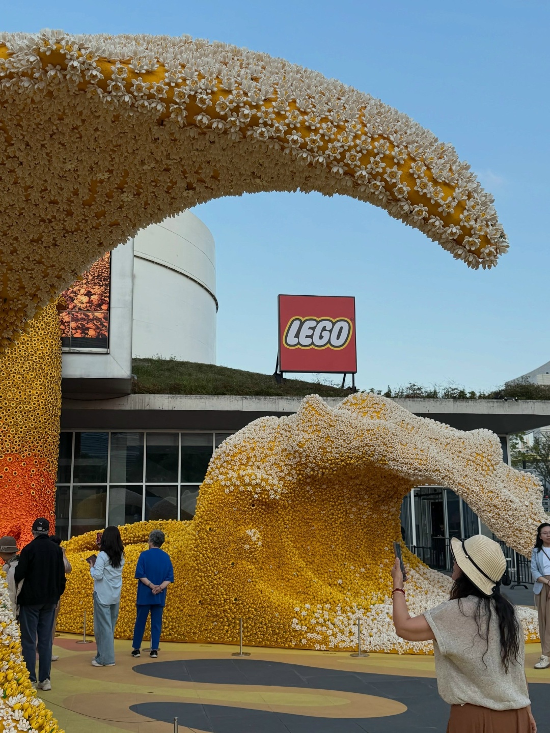 В Шанхае из старого нефтяного резервуара «выплеснулись» 380 тысяч цветов LEGO