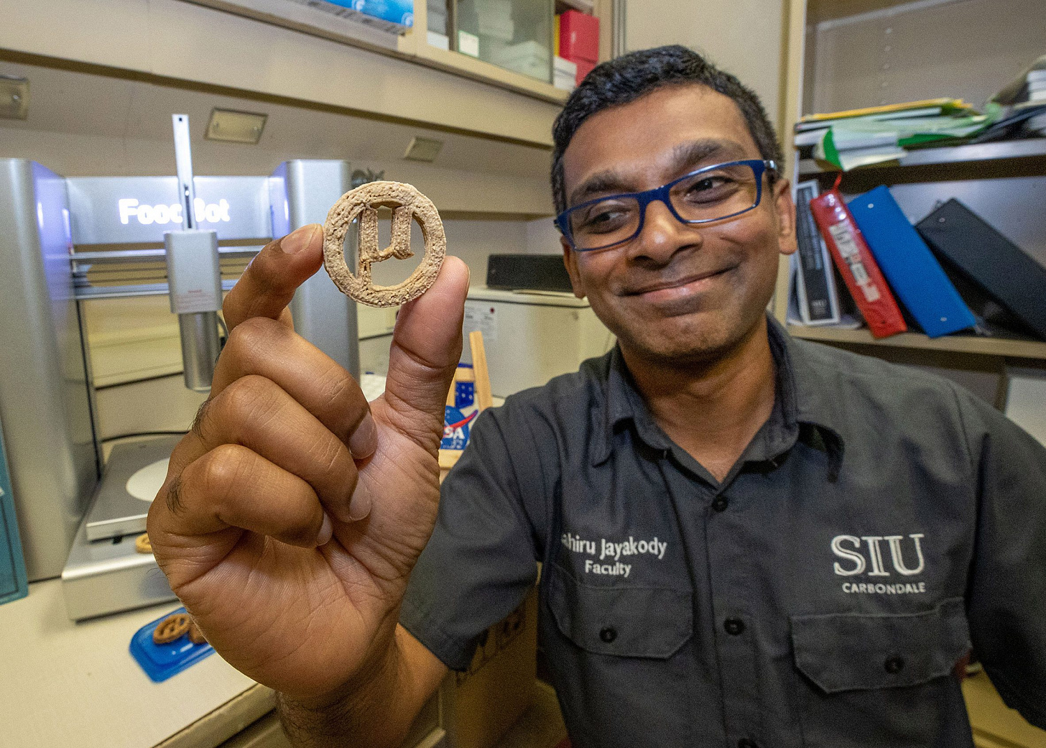 Учёные превратили пластиковые бутылки в печенье, которое однажды смогут есть астронавты