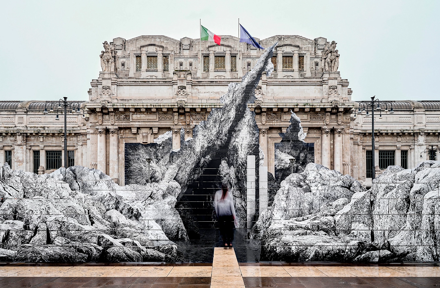 Французский художник превращает Центральный вокзал в скалистый пейзаж
