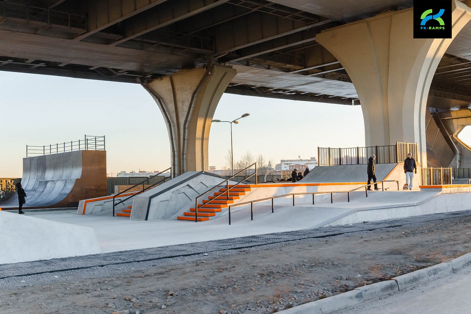 Бетонный скейт-парк под мостом Бетанкура, Санкт-Петербург, 2020 г.