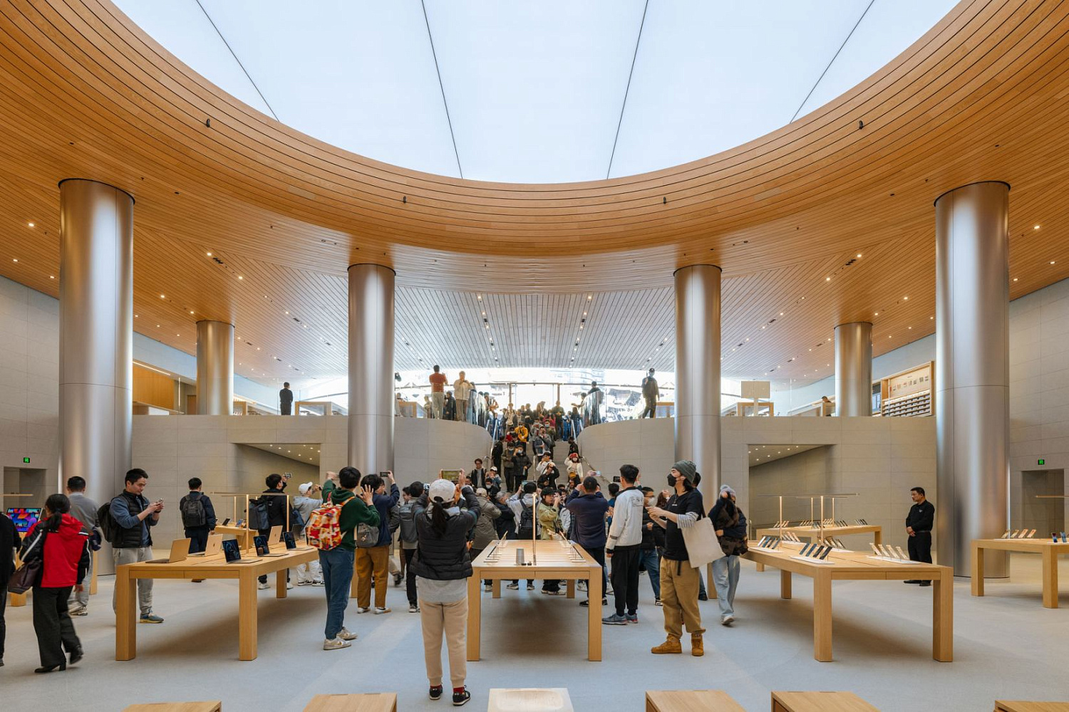 Foster + Partners превратили подземный Apple Store в Шанхае в «активное общественное пространство»